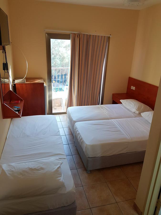 Faulty Towers Hotel Eilat Eksteriør bilde